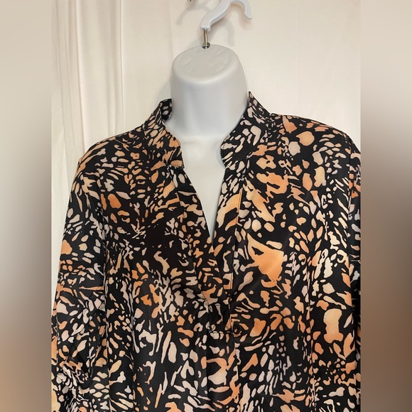 *SALE* NWOT Women’s size M v-neck blouse - Picture 4 of 12